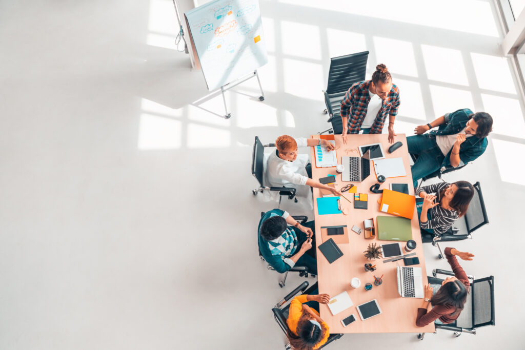 Grupo diverso multiétnico de compañeros de trabajo de negocios en la discusión de la reunión del equipo, oficina moderna de vista superior con espacio de copia.